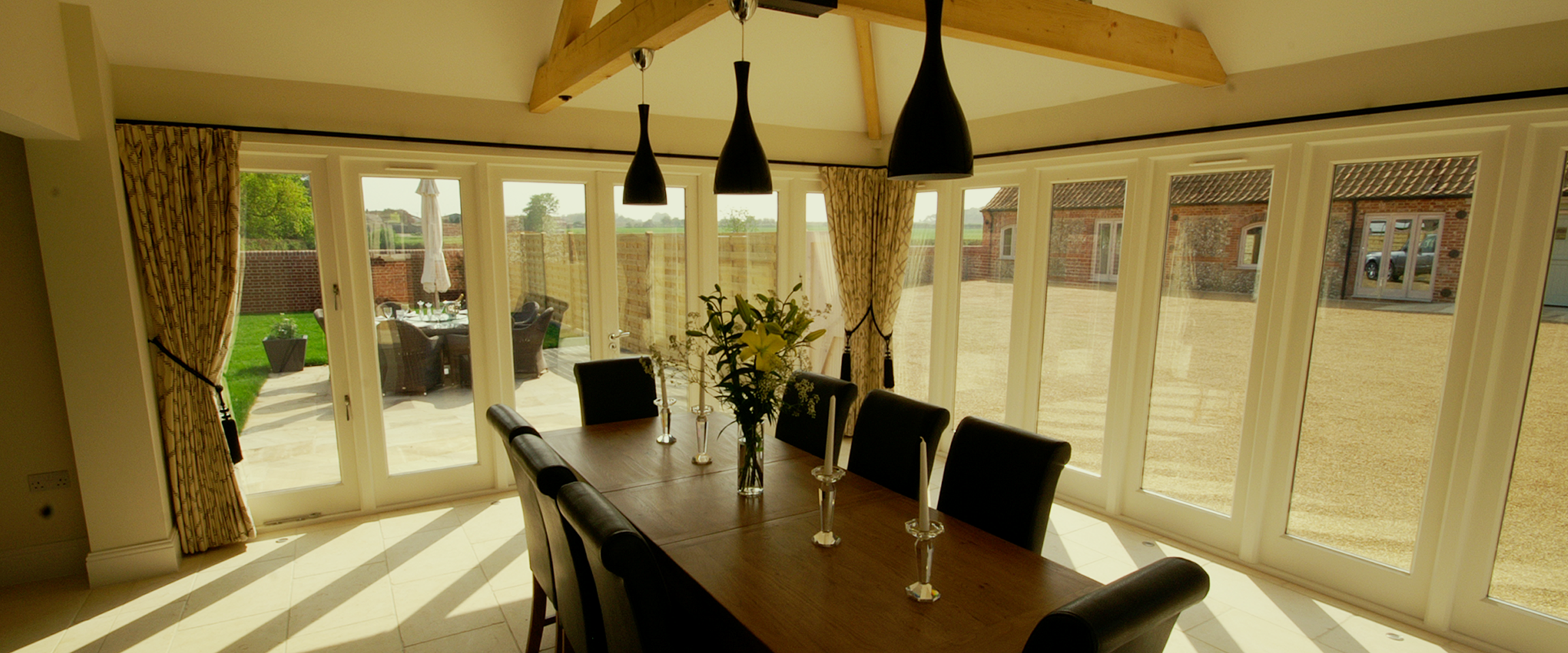 The lodge - table with garden view - slider image